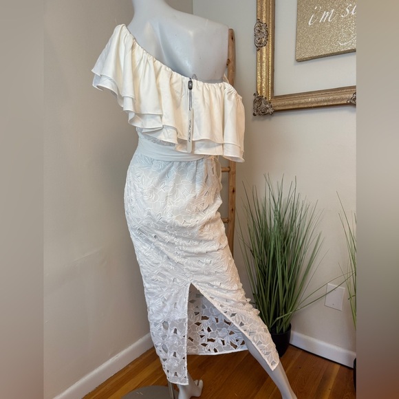Chi Chi London Ruffled Off Shoulder Crochet Porsha White Maxi Dress 2 US NWT - Picture 3 of 8